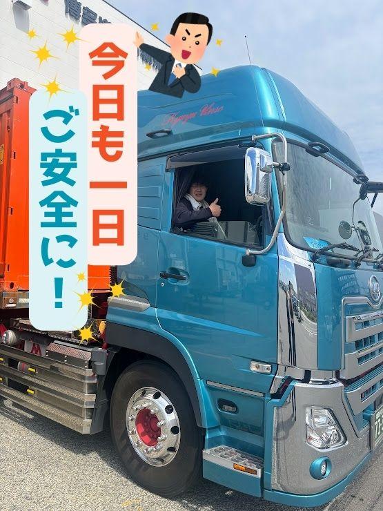 倉庫前にてトラックにフォークリフトで約500個程の荷物の積込み作業